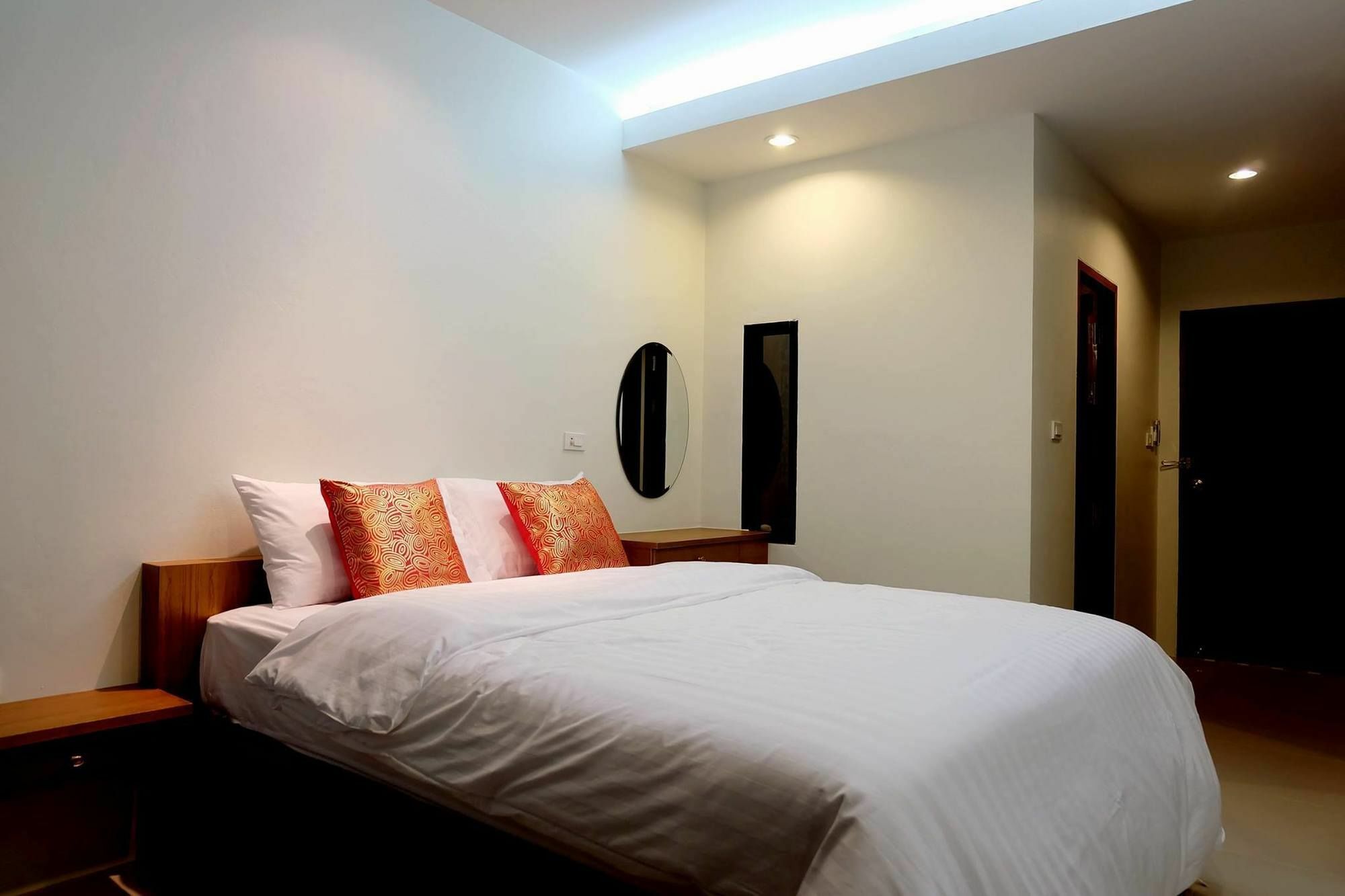 โอเชียน 12 ชิก โฮเต็ล Apartment Phuket ภายนอก รูปภาพ